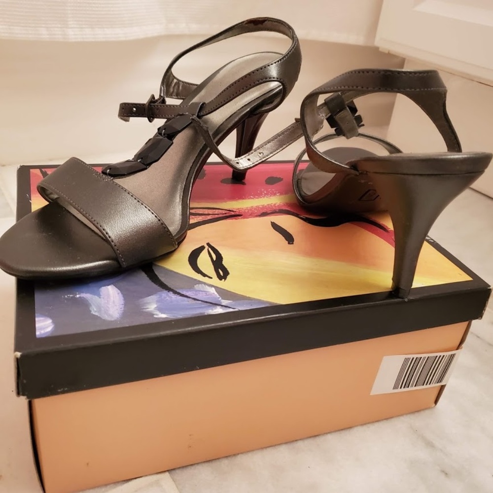 NWOT Fioni Silver and Black Kitty Heels - Picture 5 of 7